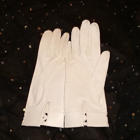 Gloves - Picture 2 of 4